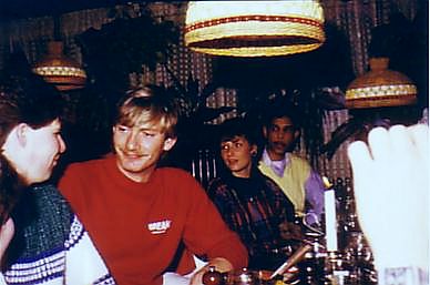 Rick Romijn in gesprek met Ruud Ross met op de achtergrond Arnie Caprino 
(Peter Collins)
en z'n latere echtgenote 

 (klik to close window 